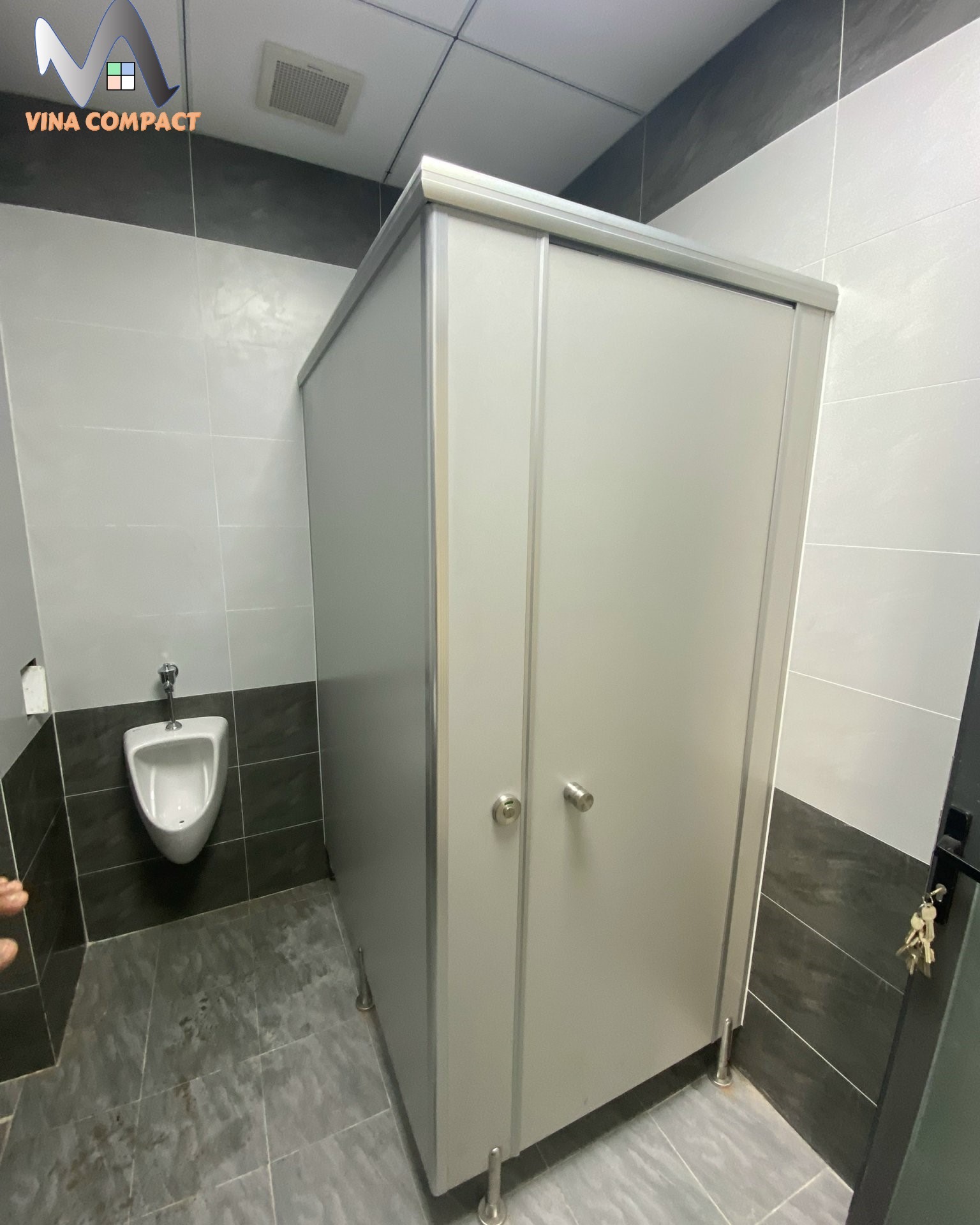 Mẫu phòng vệ sinh đơn giản cho khu văn phòng lịch sự