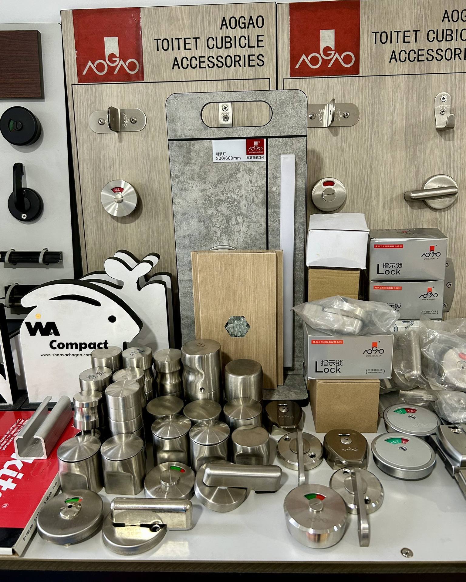 chọn đúng loại tấm compact HPL thì phụ kiện đi kèm đóng vai trò cực kỳ quan trọng. Tuy nhiên, nhiều chủ đầu tư, kỹ thuật viên mới hoặc người không chuyên vẫn chưa nắm rõ tên gọi, công dụng cũng như cách lắp đặt chuẩn cho từng loại phụ kiện.