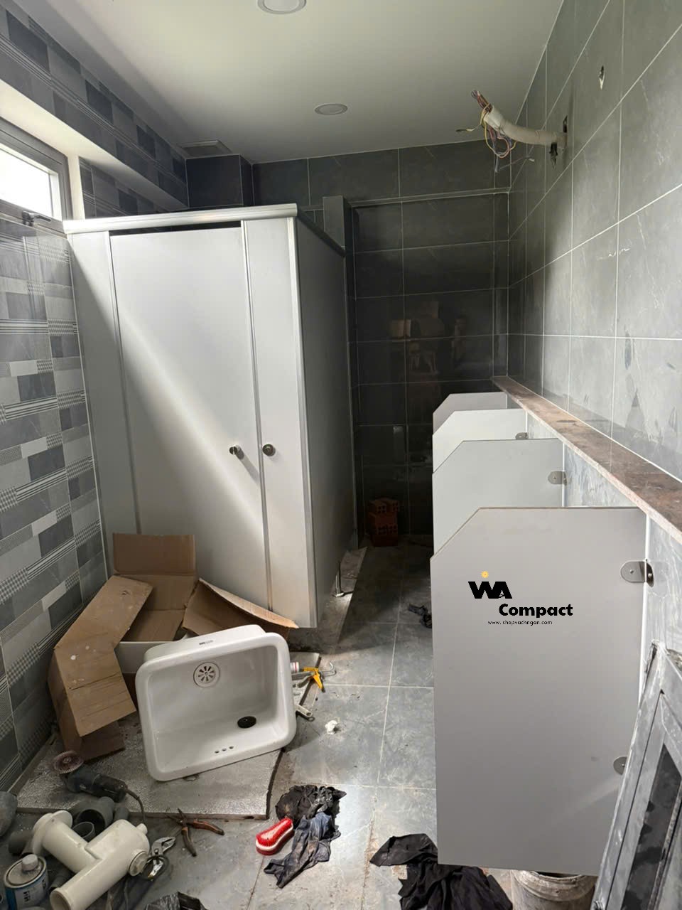 Giải Pháp Tiết Kiệm Chi Phí Khi Thi Công Vách Ngăn Vệ Sinh Bằng Tấm Compact