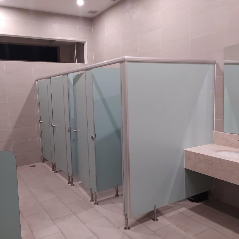VÁCH NGĂN VỆ SINH CHO TRƯỜNG HỌC – CHUẨN BỀN, GIÁ TỐT, THI CÔNG NHANH