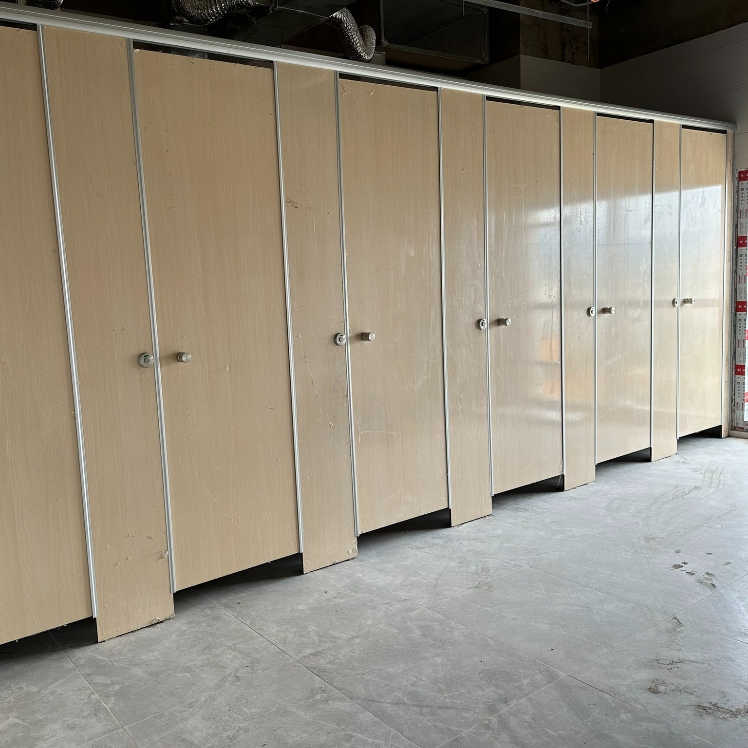 VÁCH NGĂN VỆ SINH CHO TRƯỜNG HỌC – CHUẨN BỀN, GIÁ TỐT, THI CÔNG NHANH
