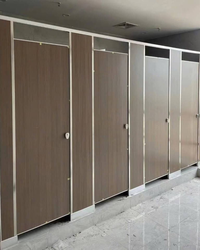 Thiết kế - Thi công chân ủng nhôm lắp sát nền bản nhôm cao 100mm