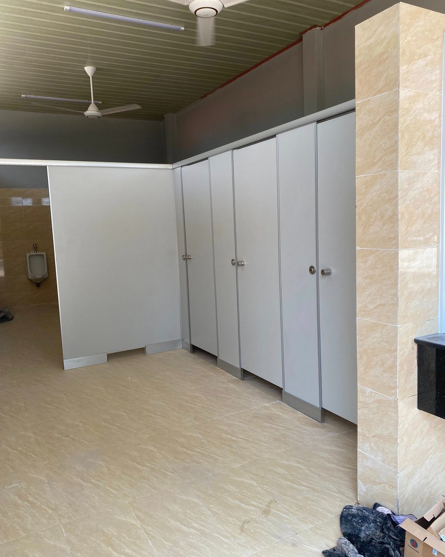 Thiết kế - Thi công chân ủng nhôm lắp sát nền bản nhôm cao 100mm