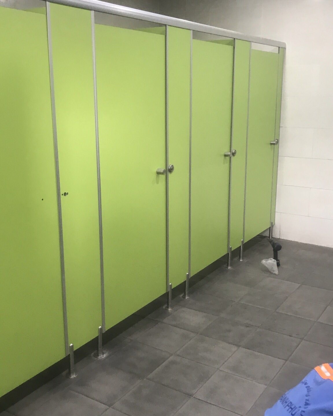 Vách ngăn toilet tấm Compact HPL màu xanh đọt chuối mã tấm 1022