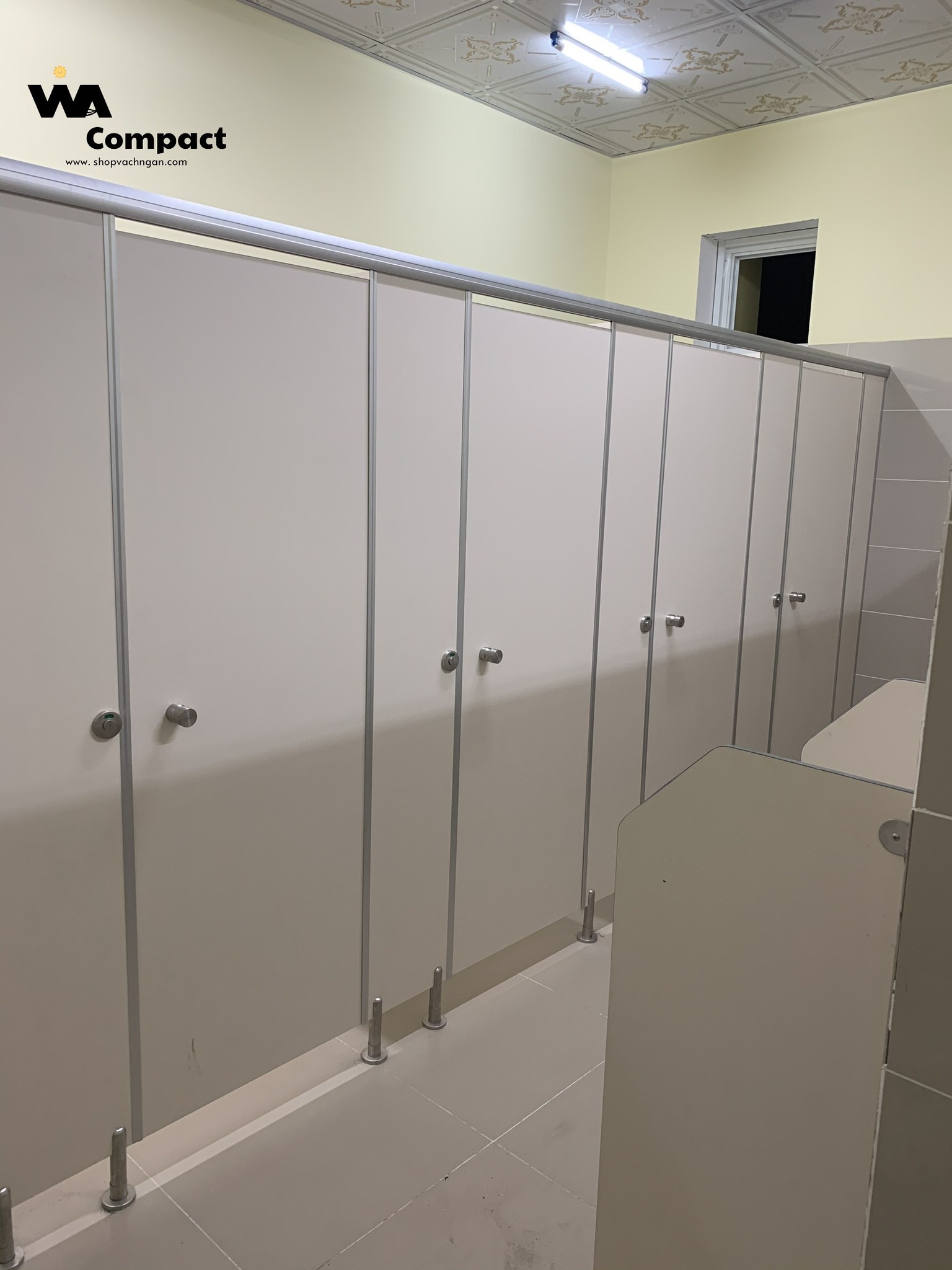 Cung Cấp & Thi Công Vách Ngăn Vệ Sinh Tấm Compact HPL Giá Rẻ