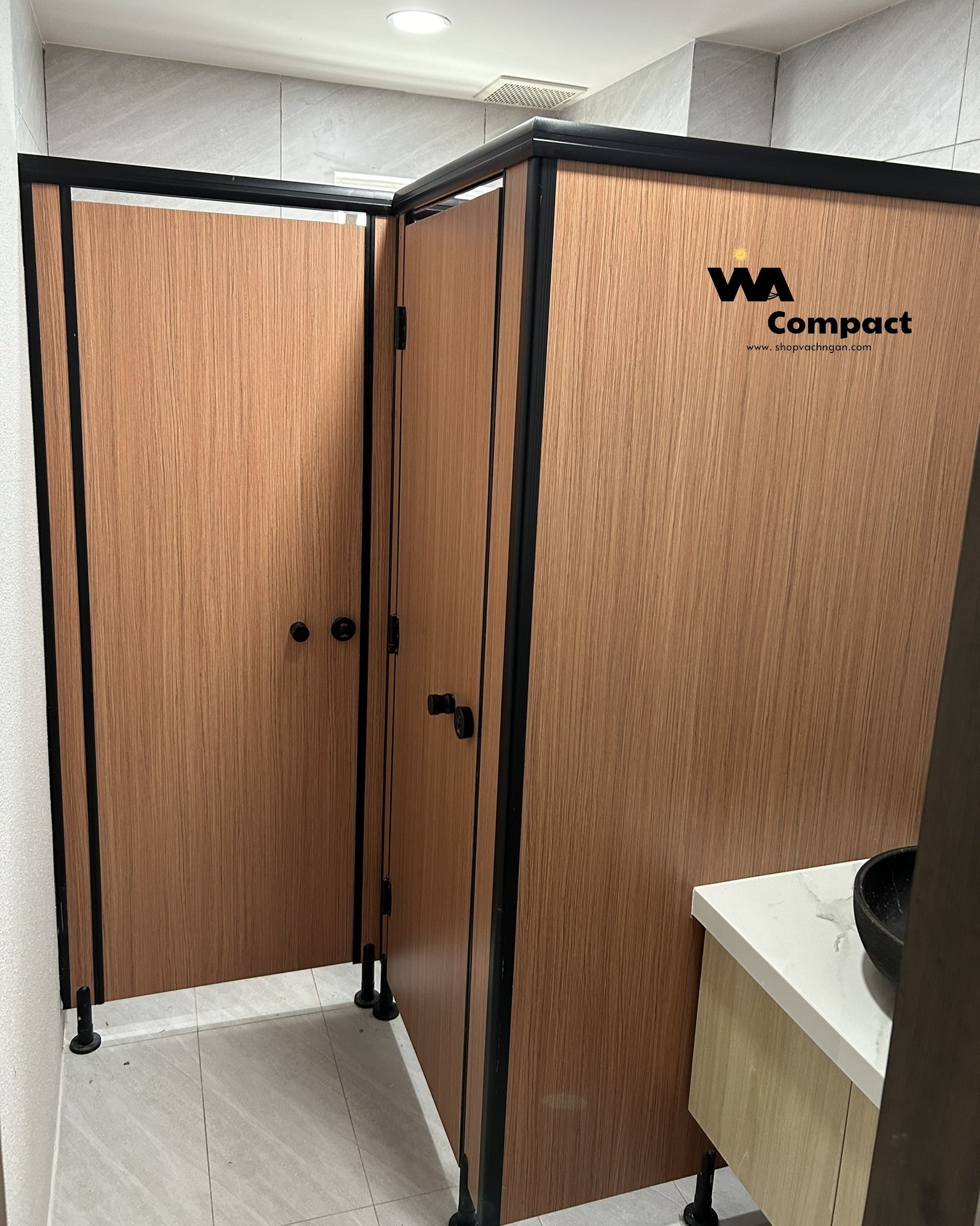 Tấm Compact HPL (High Pressure Laminate) đã trở thành vật liệu được ưa chuộng nhờ độ bền vượt trội, khả năng chịu nước tuyệt đối, kháng khuẩn và chống cháy.