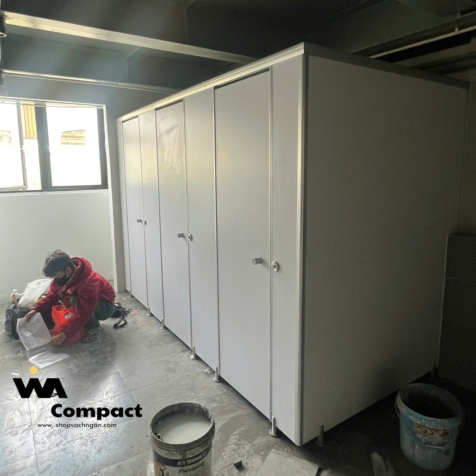 Hoàn thành lắp đặt vách toilet màu trắng mã 1058