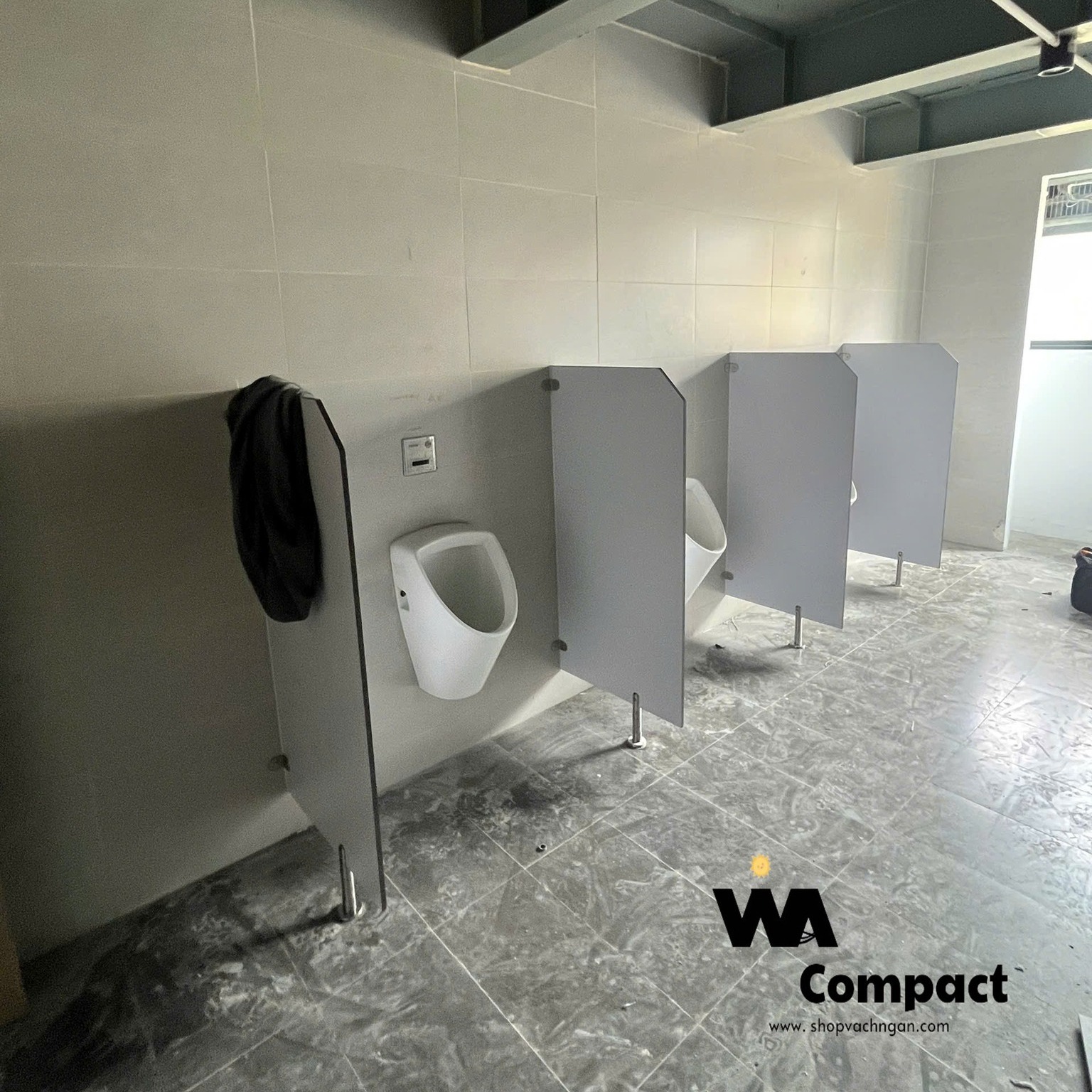 Hoàn thành lắp đặt vách toilet màu trắng mã 1058