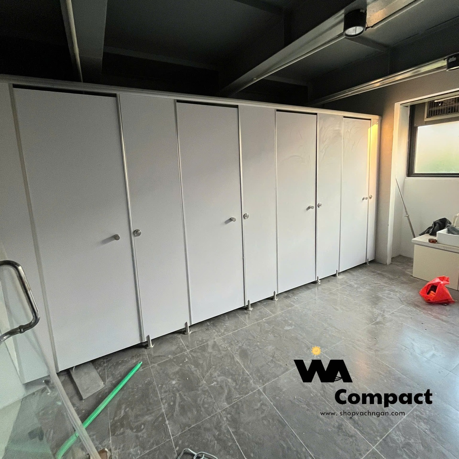 Hoàn thành lắp đặt vách toilet màu trắng mã 1058