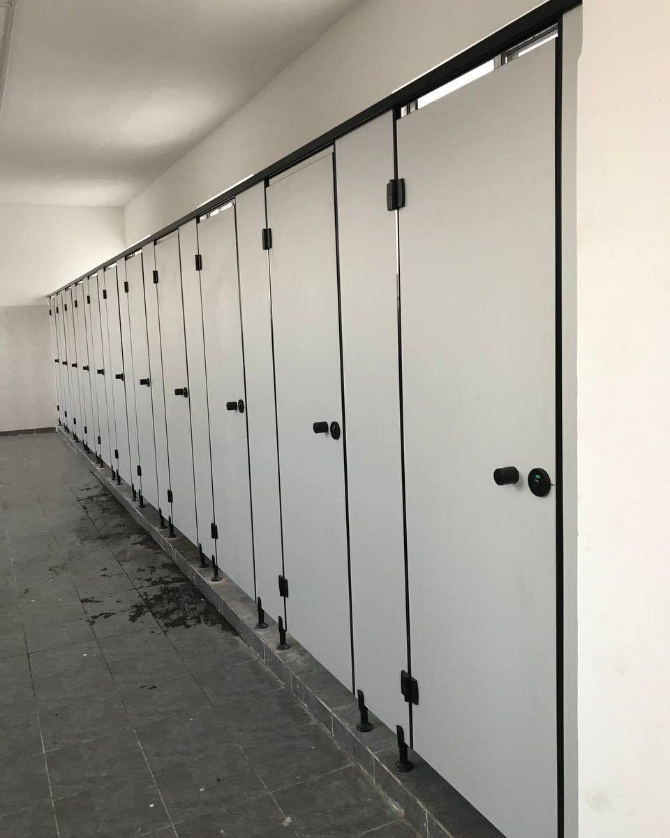 Vách Ngăn Phòng Toilet Sử Dụng Hệ Khung Nhôm Và Phụ Kiện Inox304 Sơn Tĩnh Điện Màu Đen Nhám