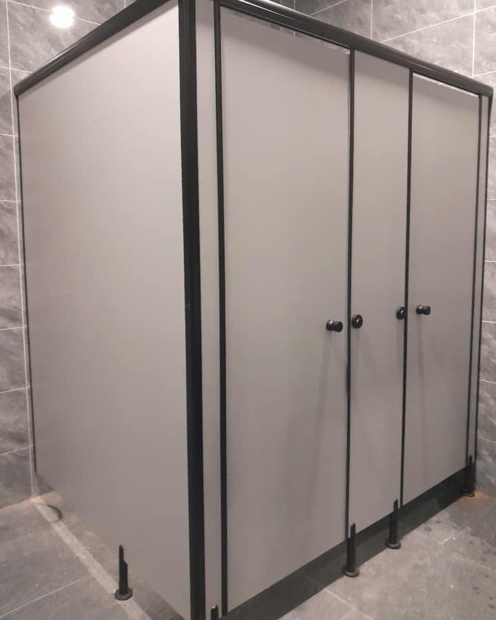 Vách Ngăn Phòng Toilet Sử Dụng Hệ Khung Nhôm Và Phụ Kiện Inox304 Sơn Tĩnh Điện Màu Đen Nhám