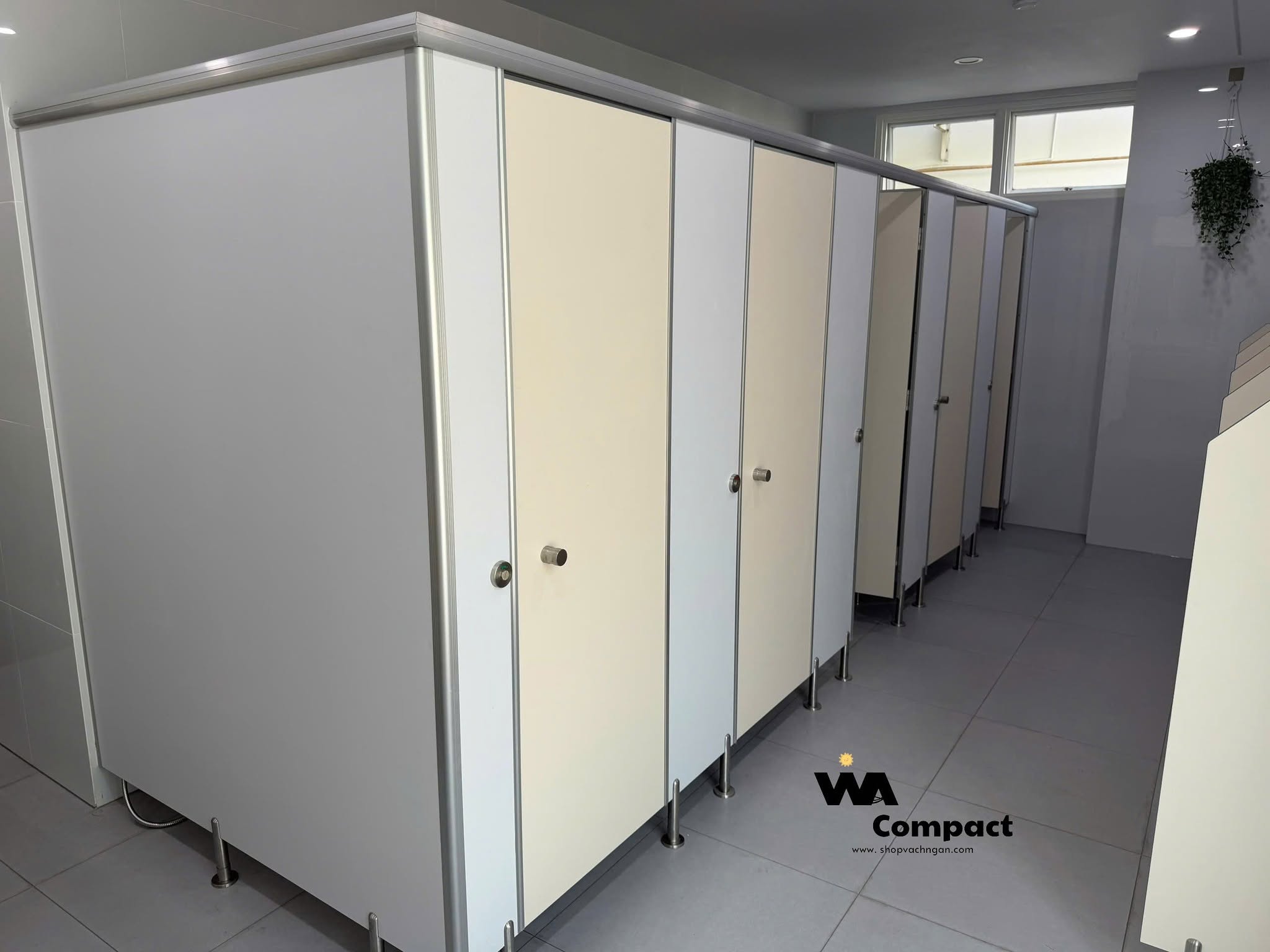 Phòng Vách Ngăn Vệ Sinh Compact HPL | Phối Màu Kem + Trắng, Thi Công Vina Compact
