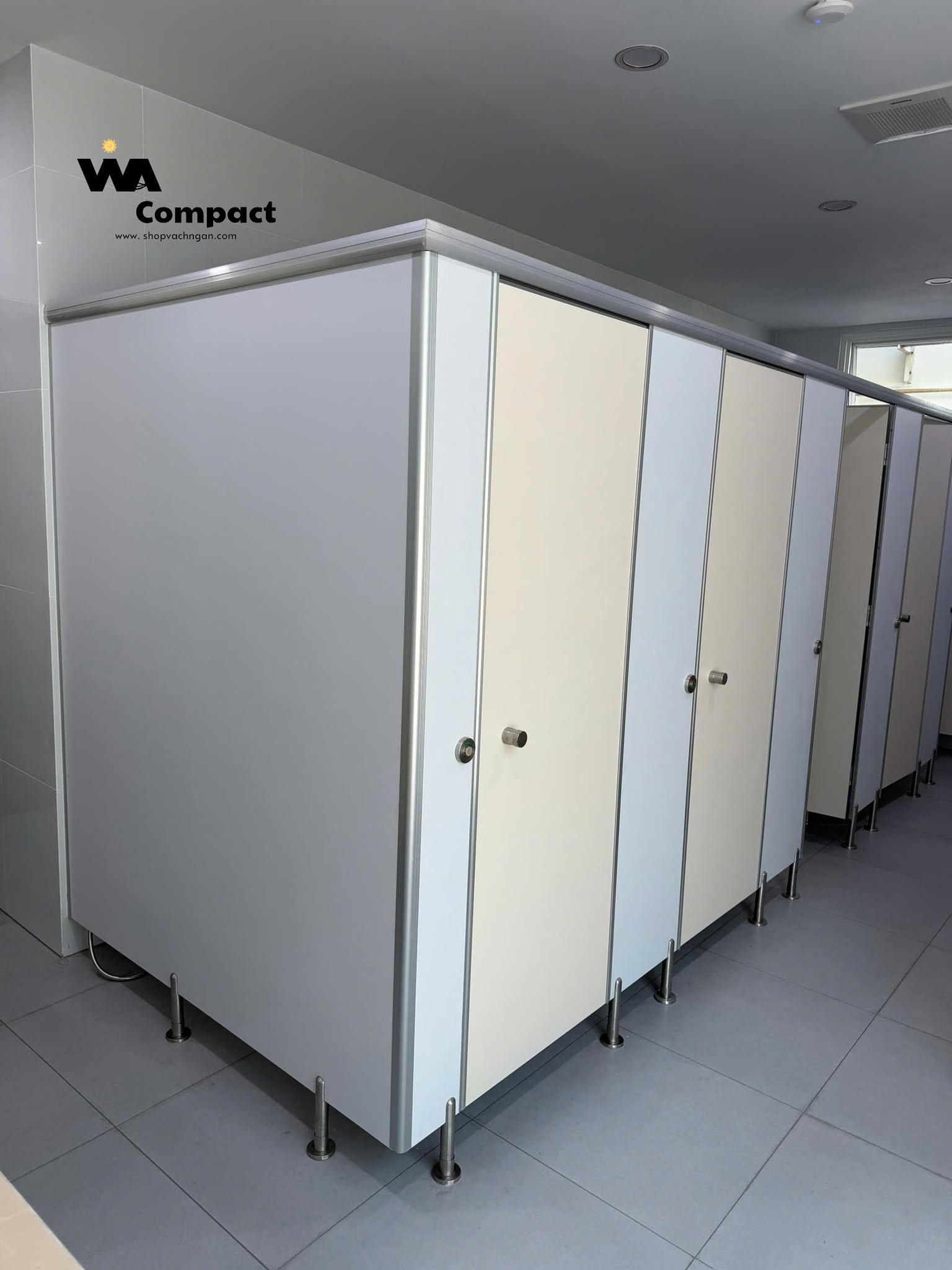 Phòng Vách Ngăn Vệ Sinh Compact HPL | Phối Màu Kem + Trắng, Thi Công Vina Compact