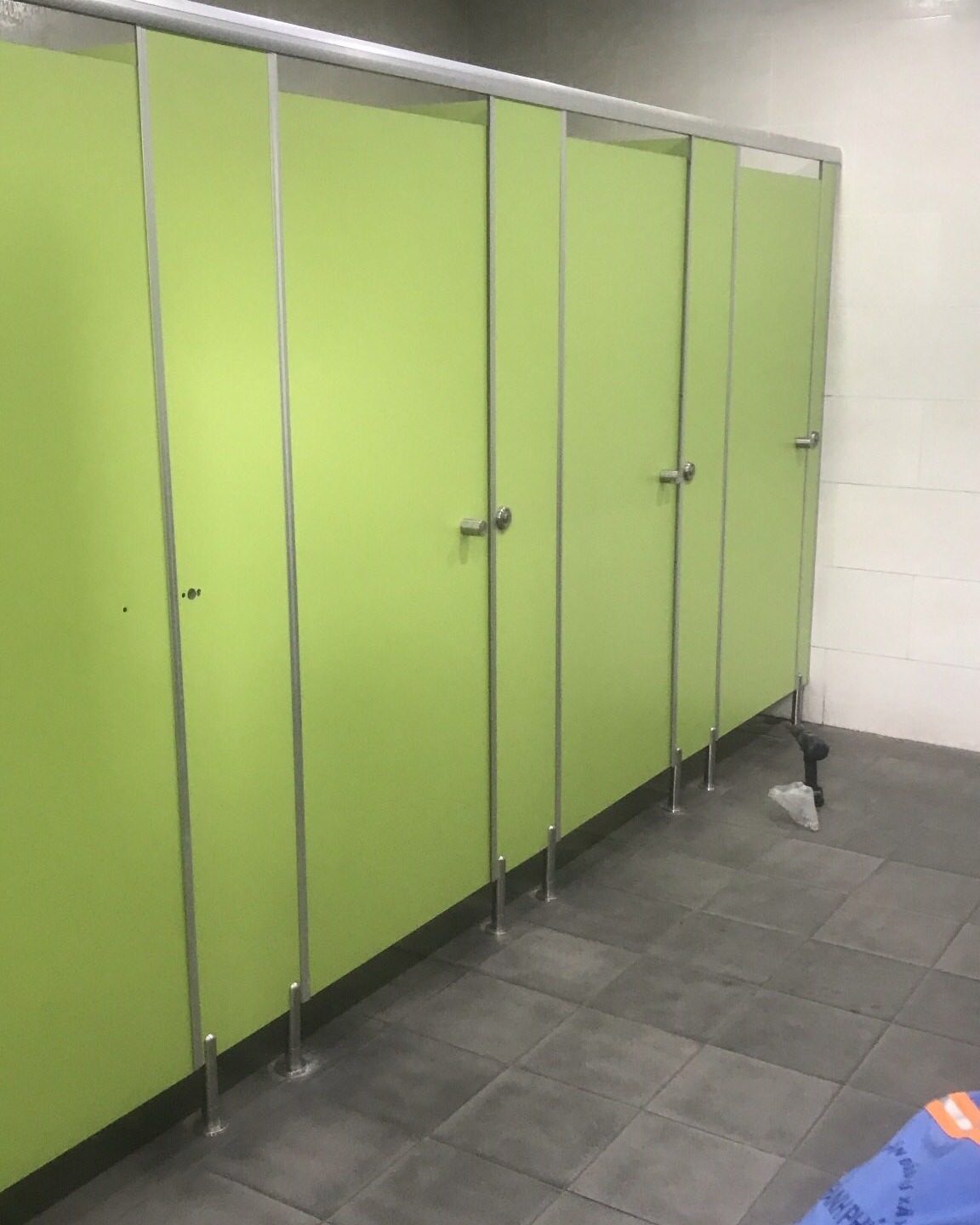 Thi Công Vách Ngăn Vệ Sinh Tấm Compact Trọn Gói Tại Đồng Nai Chuyên Nghiệp