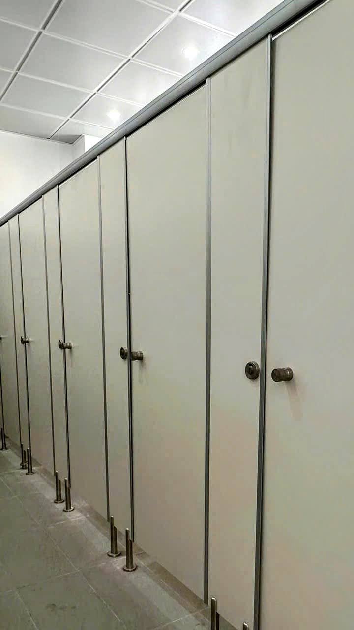 Thi Công Vách Ngăn Vệ Sinh Tấm Compact Trọn Gói Tại Quảng Bình