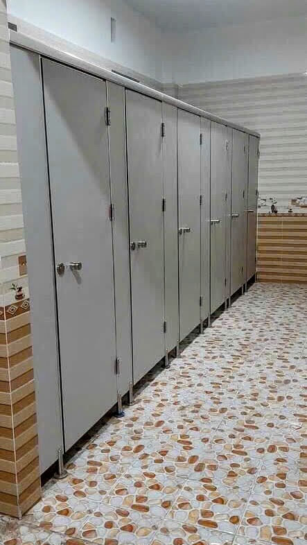 Thi Công Vách Ngăn Vệ Sinh Tấm Compact HPL