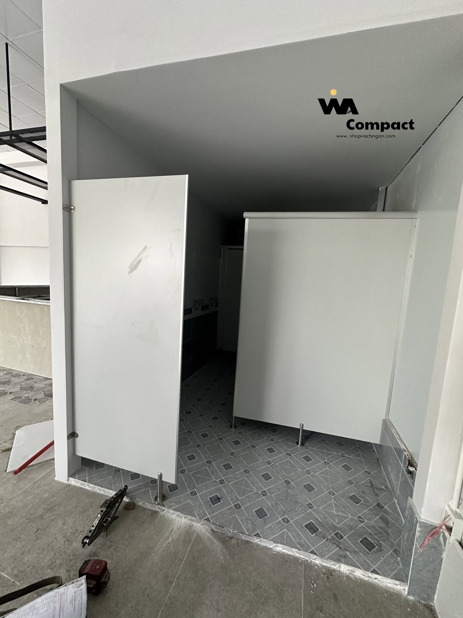 Lắp Đặt Vách Ngăn Vệ Sinh Tấm Compact – Kho Tấm Compact HPL