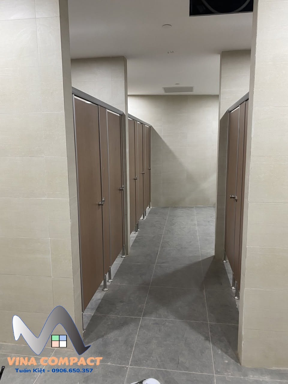 Lắp Đặt Vách Ngăn Vệ Sinh Tấm Compact – Kho Tấm Compact HPL
