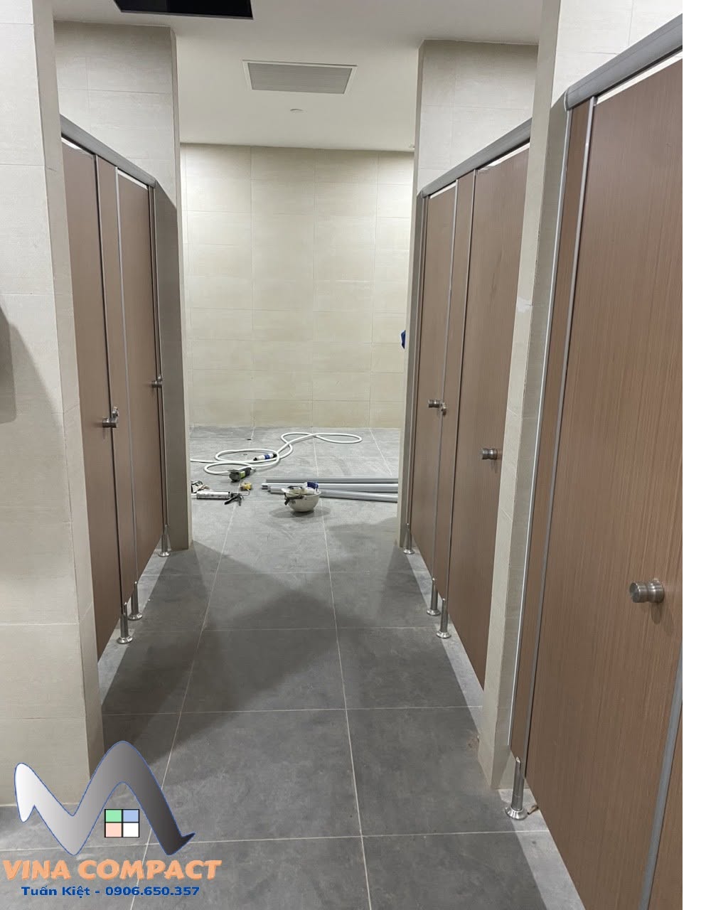 Lắp Đặt Vách Ngăn Vệ Sinh Tấm Compact – Kho Tấm Compact HPL