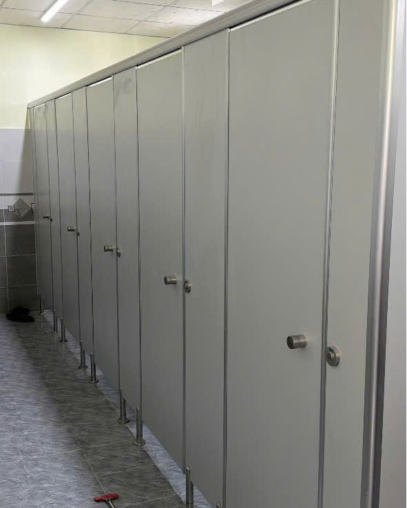 Thi Công Vách Ngăn Vệ Sinh Tấm Compact Chuyên Nghiệp Cần Gì?