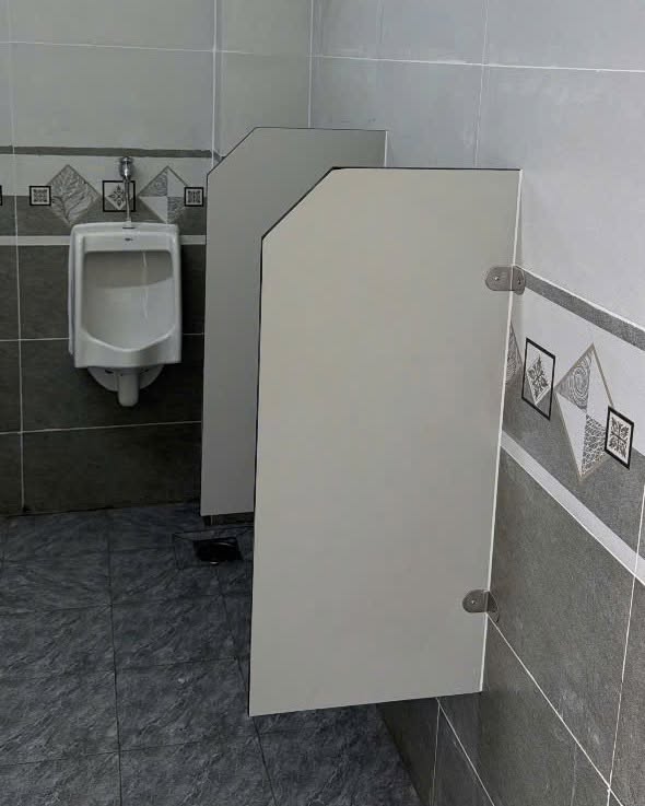 Thi Công Vách Ngăn Vệ Sinh Tấm Compact Chuyên Nghiệp Cần Gì?