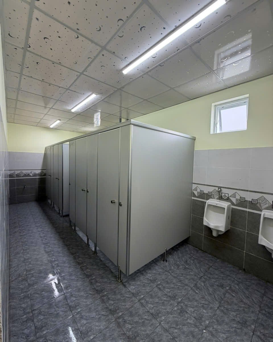 Thi Công Vách Ngăn Vệ Sinh Tấm Compact Chuyên Nghiệp Cần Gì?