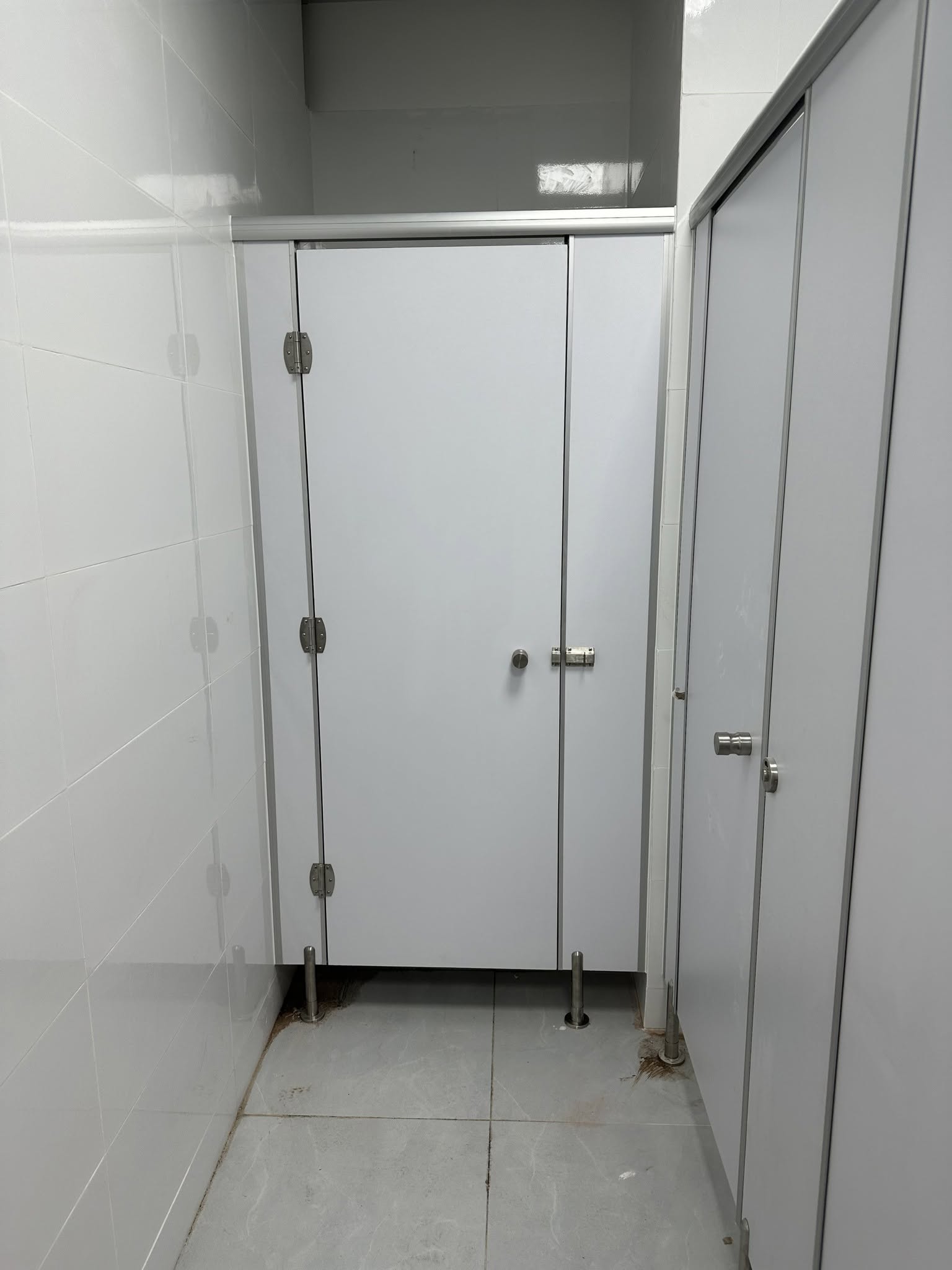 Mẫu Bản Lề Bầu Và Bản Lề Vuông Phổ Thông Được Ưa Chuộng Trong Hệ Vách Ngăn Compact