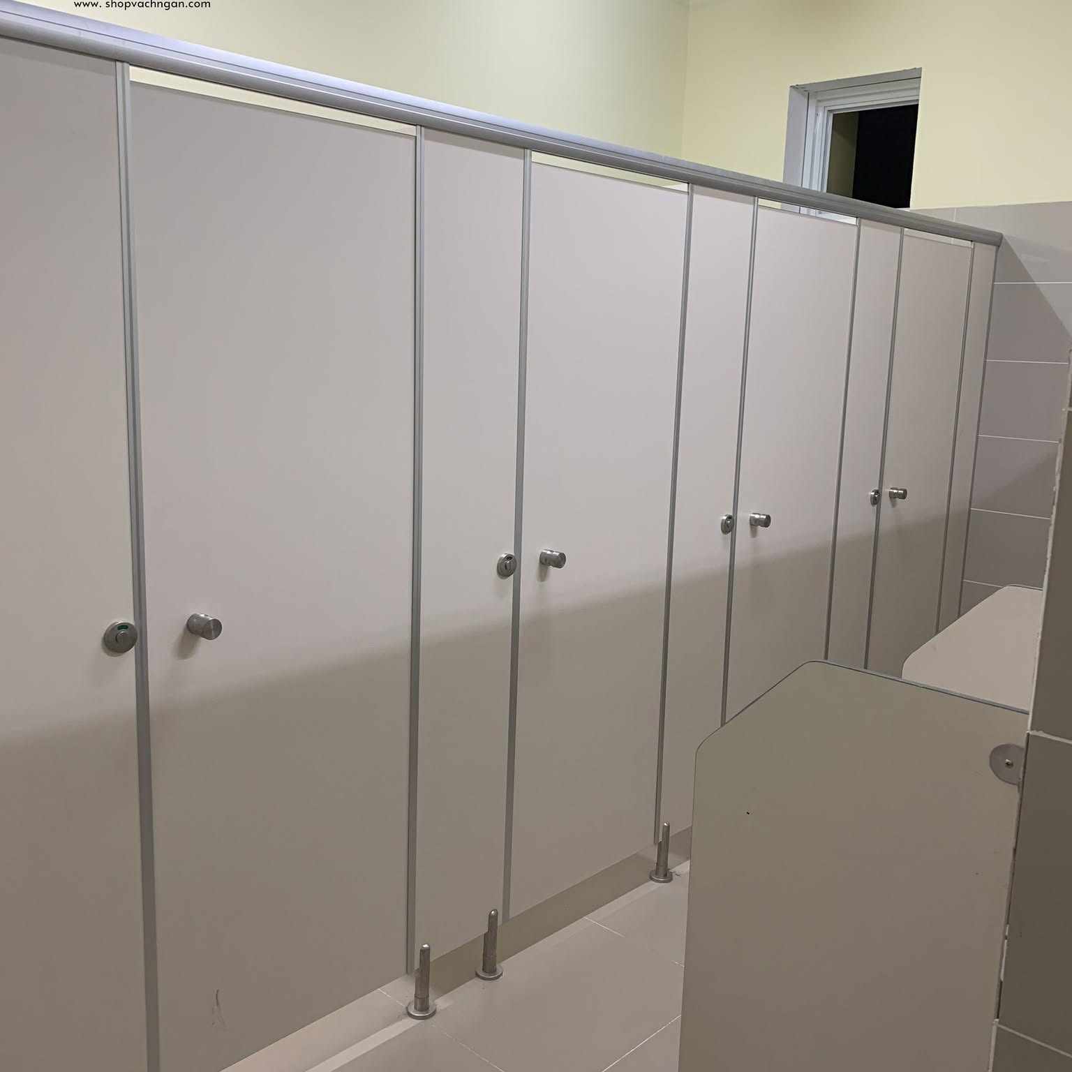 Vách Ngăn Nhà Vệ Sinh Tấm Compact