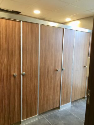 Giải Pháp Thi Công Vách Ngăn Tấm Compact Cho Phòng Tắm Chung Cư