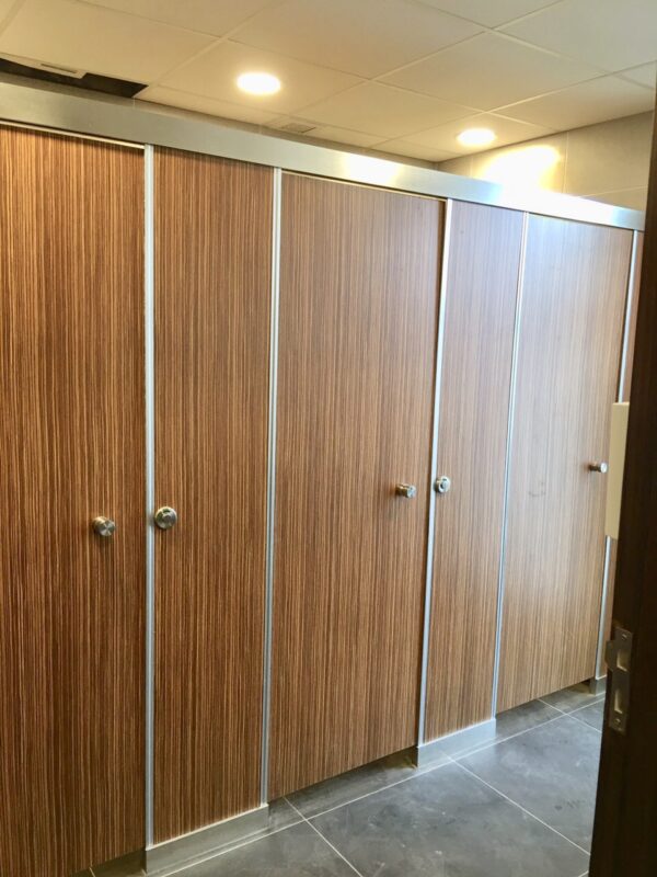 Giải Pháp Thi Công Vách Ngăn Tấm Compact Cho Phòng Tắm Chung Cư