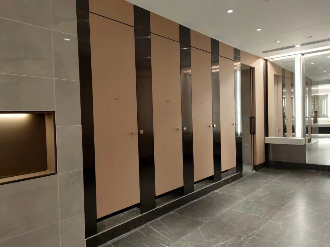 Biến Nhà Vệ Sinh Trở Thành Không Gian Thẩm Mỹ Với Vách Ngăn Tấm Compact