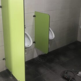 Thi Công Vách Ngăn Vệ Sinh Tấm Compact HPL