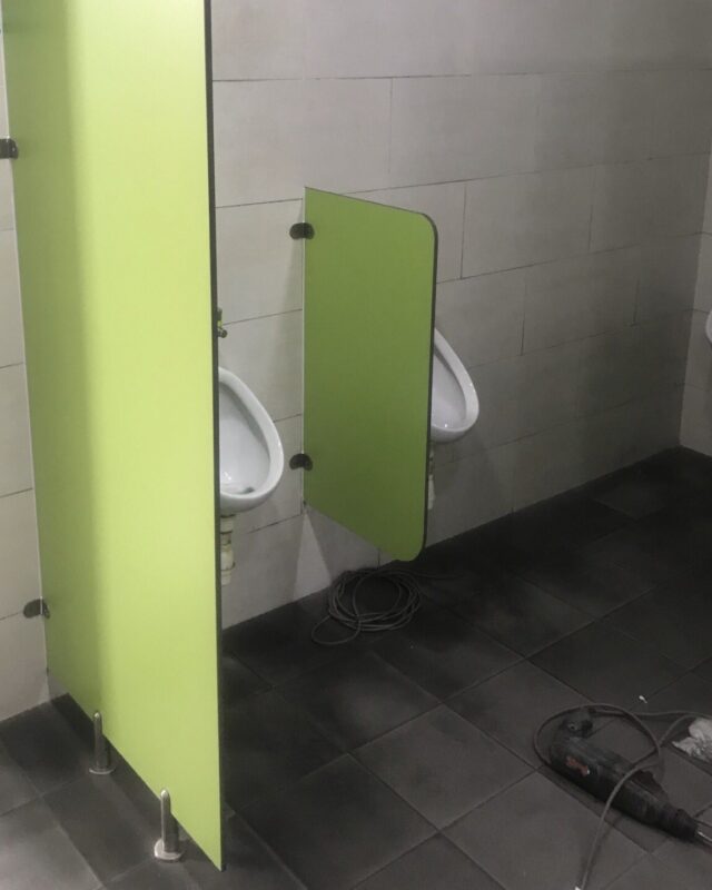 Thi Công Vách Ngăn Vệ Sinh Tấm Compact HPL
