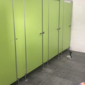 Vách ngăn toilet tấm Compact HPL màu xanh đọt chuối mã tấm 1022