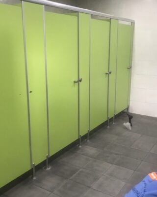 Vách ngăn toilet tấm Compact HPL màu xanh đọt chuối mã tấm 1022
