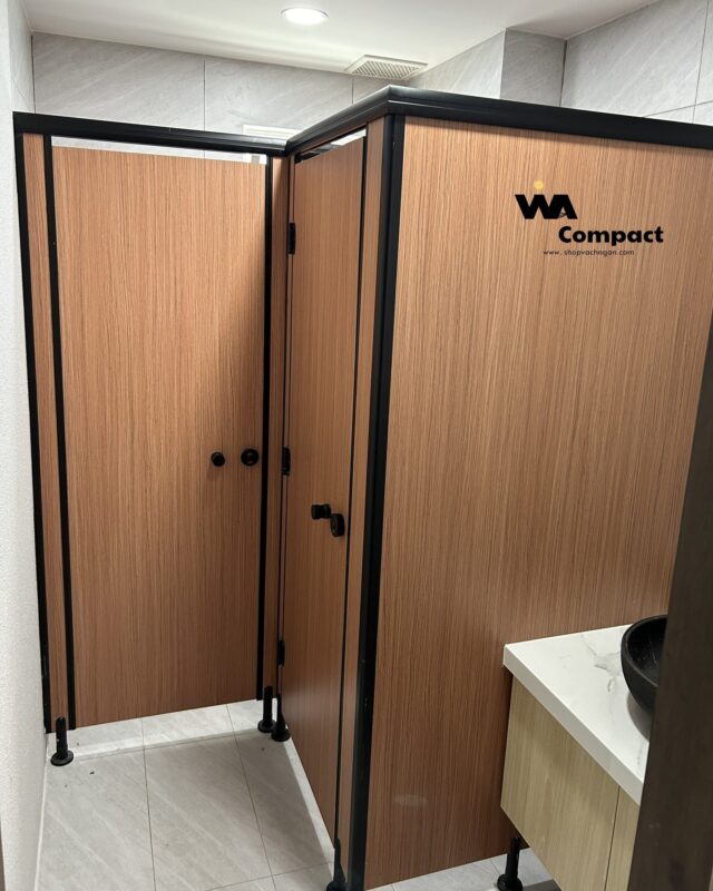 Tấm Compact HPL (High Pressure Laminate) đã trở thành vật liệu được ưa chuộng nhờ độ bền vượt trội, khả năng chịu nước tuyệt đối, kháng khuẩn và chống cháy.