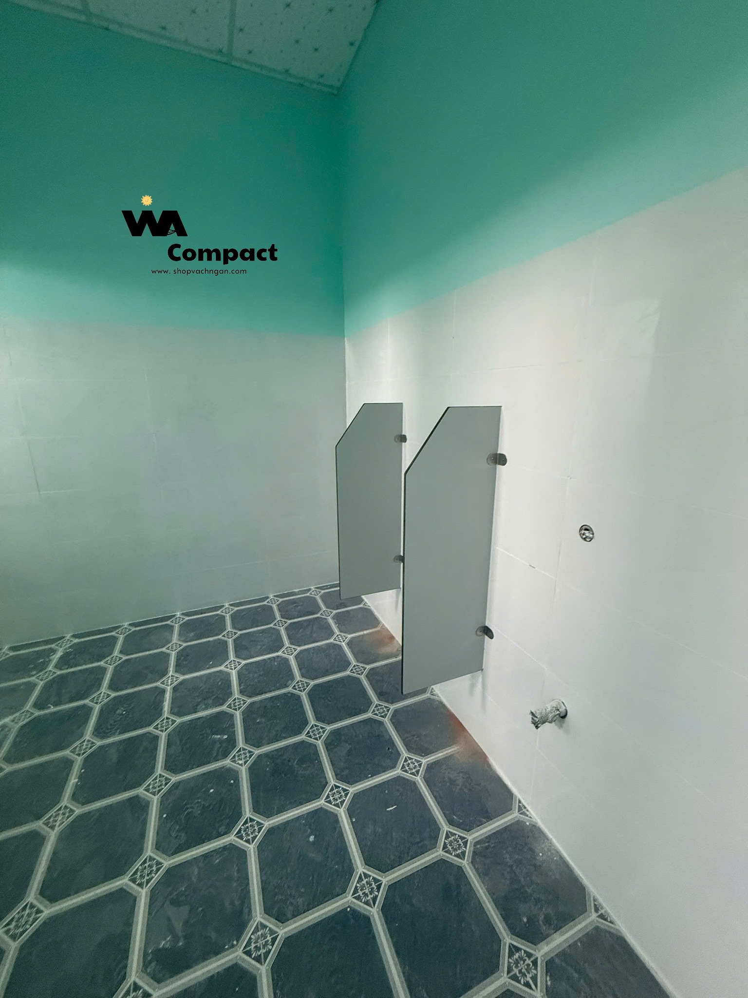 Vách ngăn toilet tại trường THCS Tây Ninh