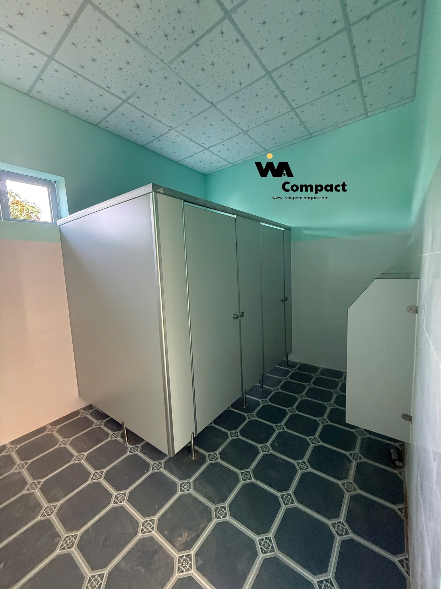 Vách ngăn toilet tại trường THCS Tây Ninh