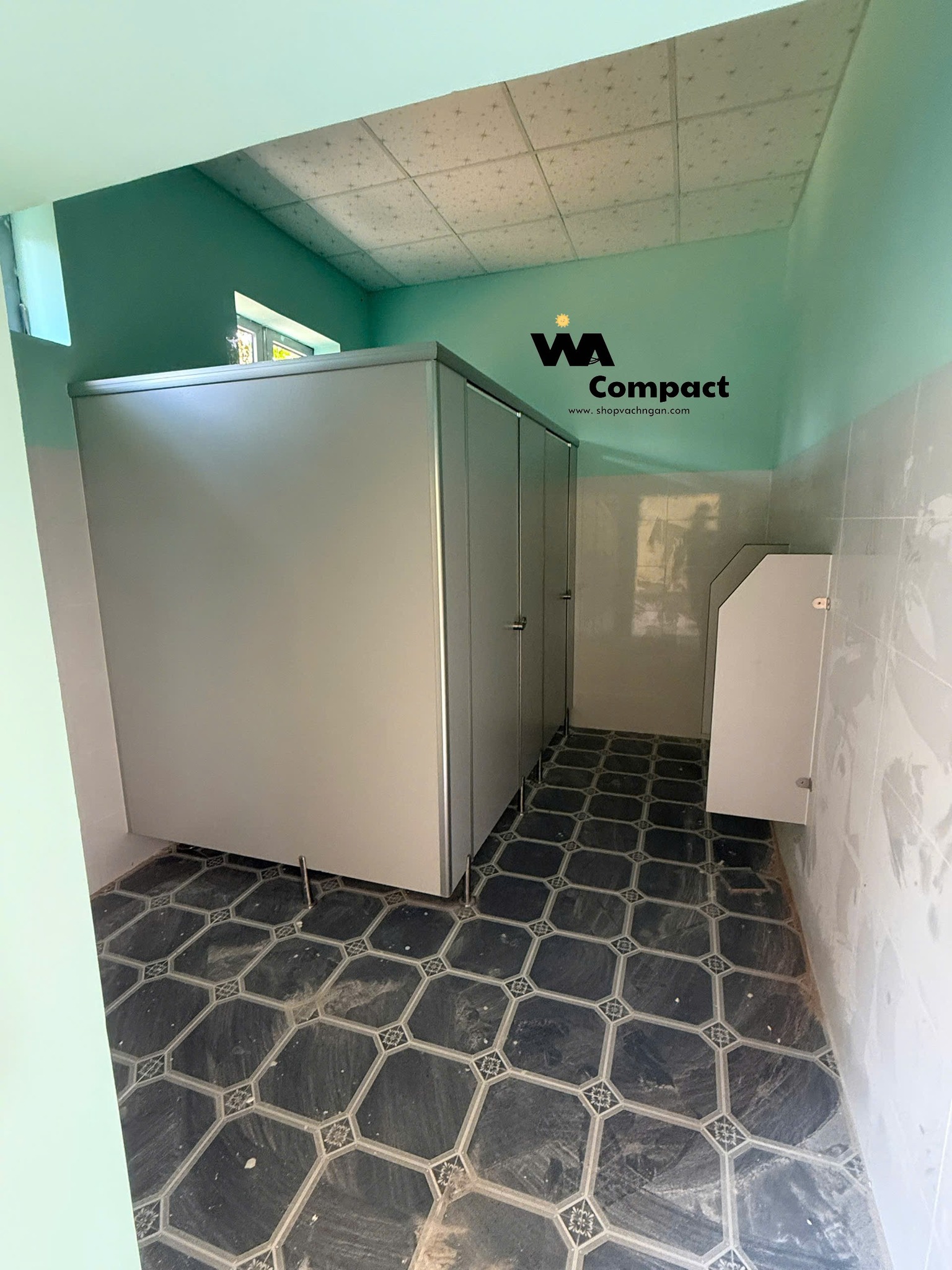 Vách ngăn toilet tại trường THCS Tây Ninh