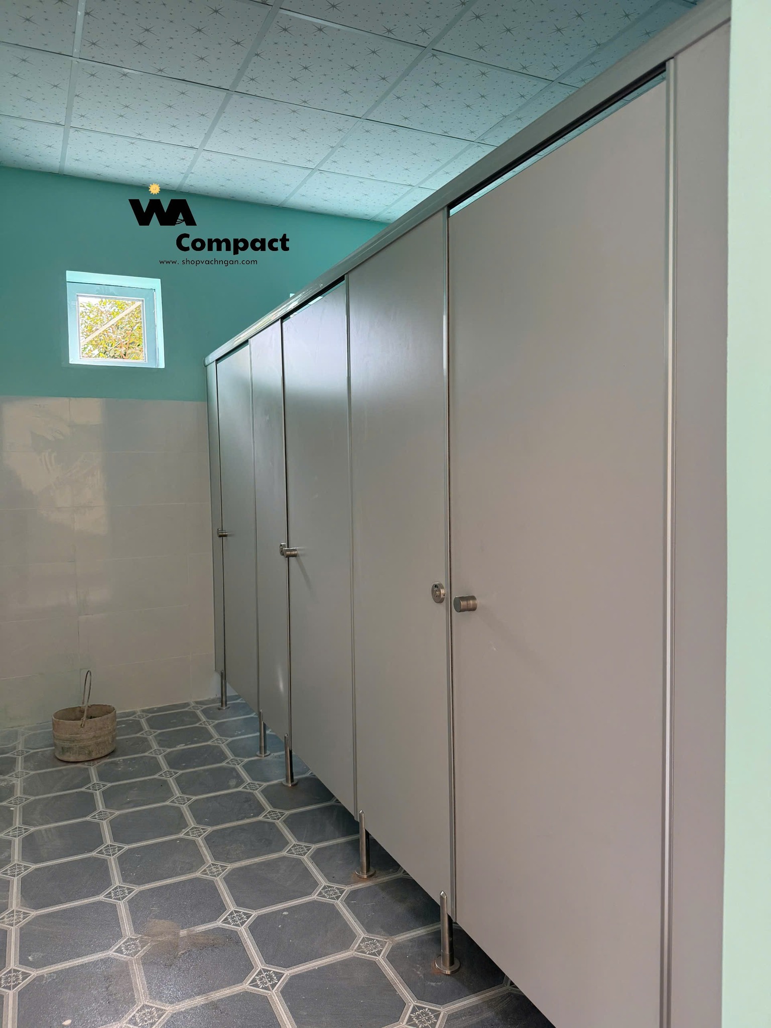 Vách ngăn toilet tại trường THCS Tây Ninh