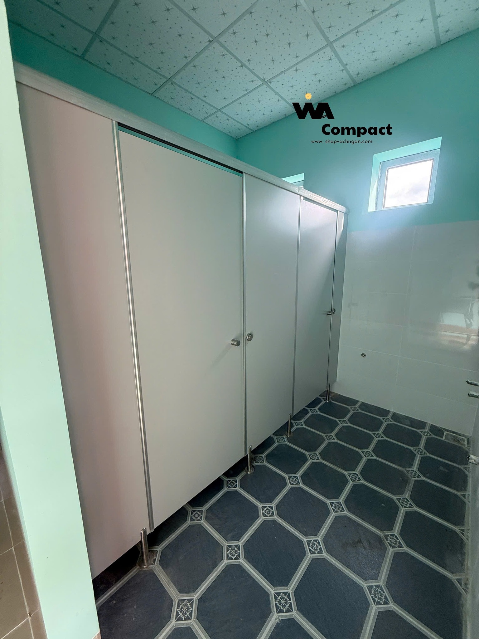 Vách ngăn toilet tại trường THCS Tây Ninh