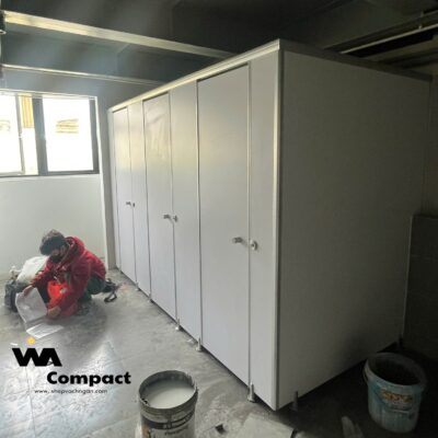 Hoàn thành lắp đặt vách toilet màu trắng mã 1058