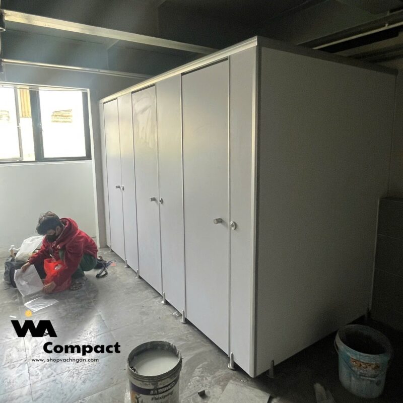 Hoàn thành lắp đặt vách toilet màu trắng mã 1058