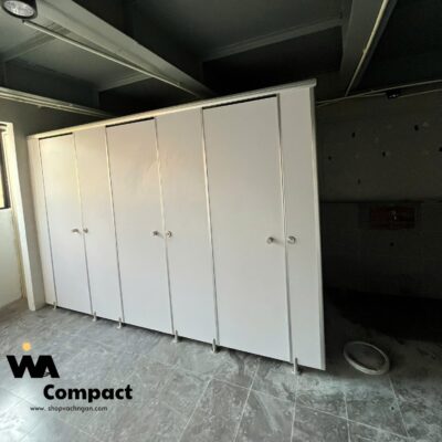 Hoàn thành lắp đặt vách toilet màu trắng mã 1058