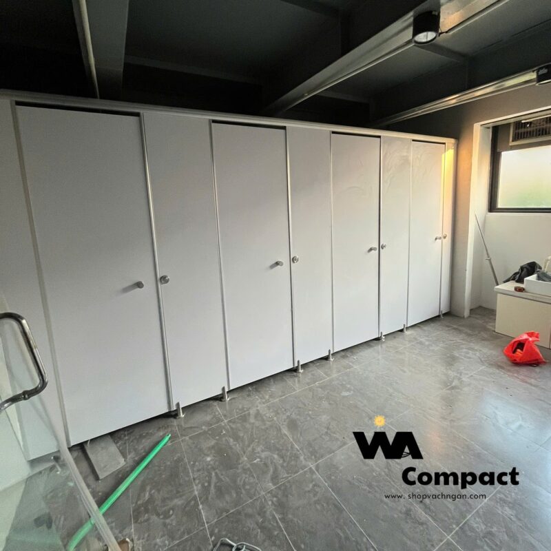 Hoàn thành lắp đặt vách toilet màu trắng mã 1058