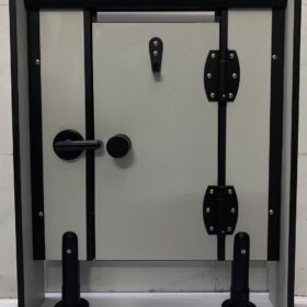 Vách Ngăn Phòng Toilet Sử Dụng Hệ Khung Nhôm Và Phụ Kiện Inox304 Sơn Tĩnh Điện Màu Đen Nhám