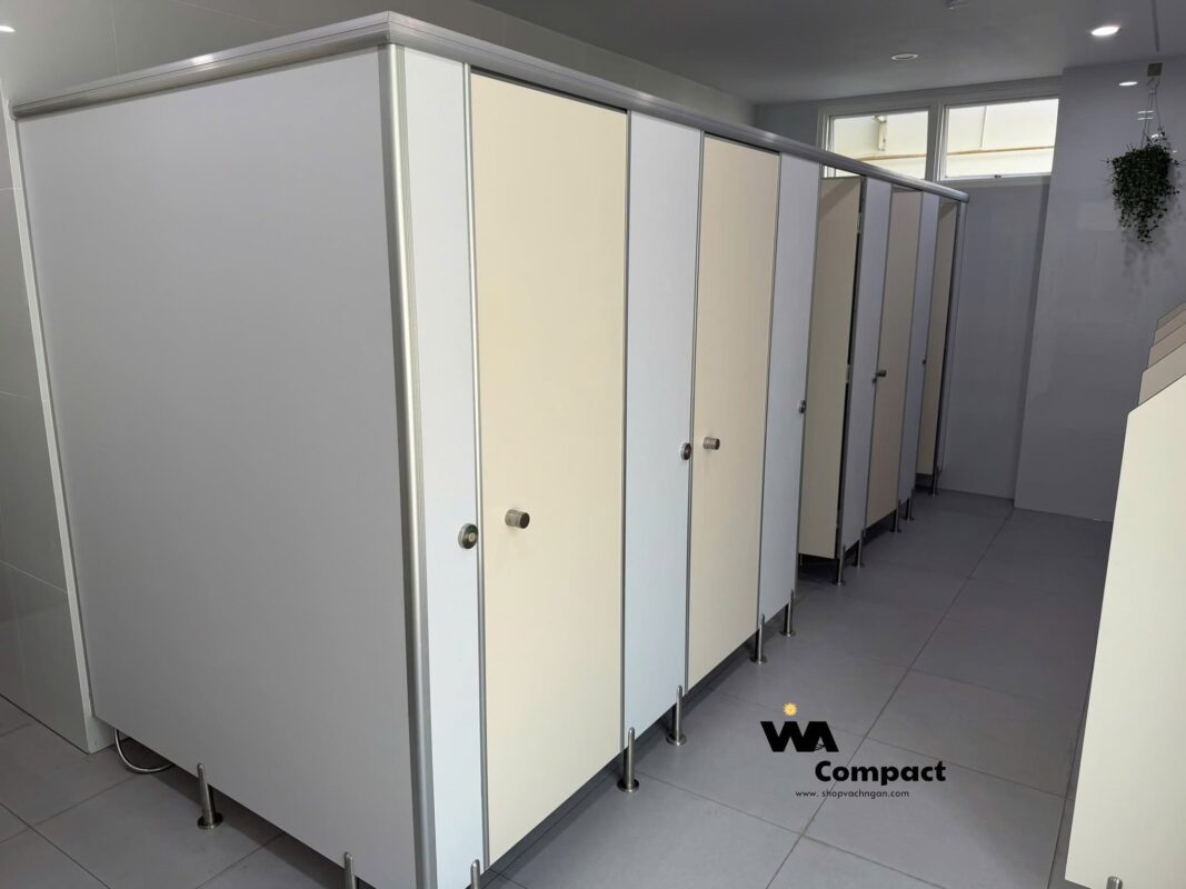 Phòng Vách Ngăn Vệ Sinh Compact HPL | Phối Màu Kem + Trắng, Thi Công Vina Compact