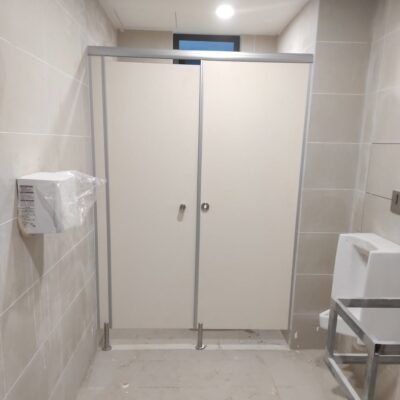 Thi Công Vách Ngăn Vệ Sinh Tấm Compact Màu Kem