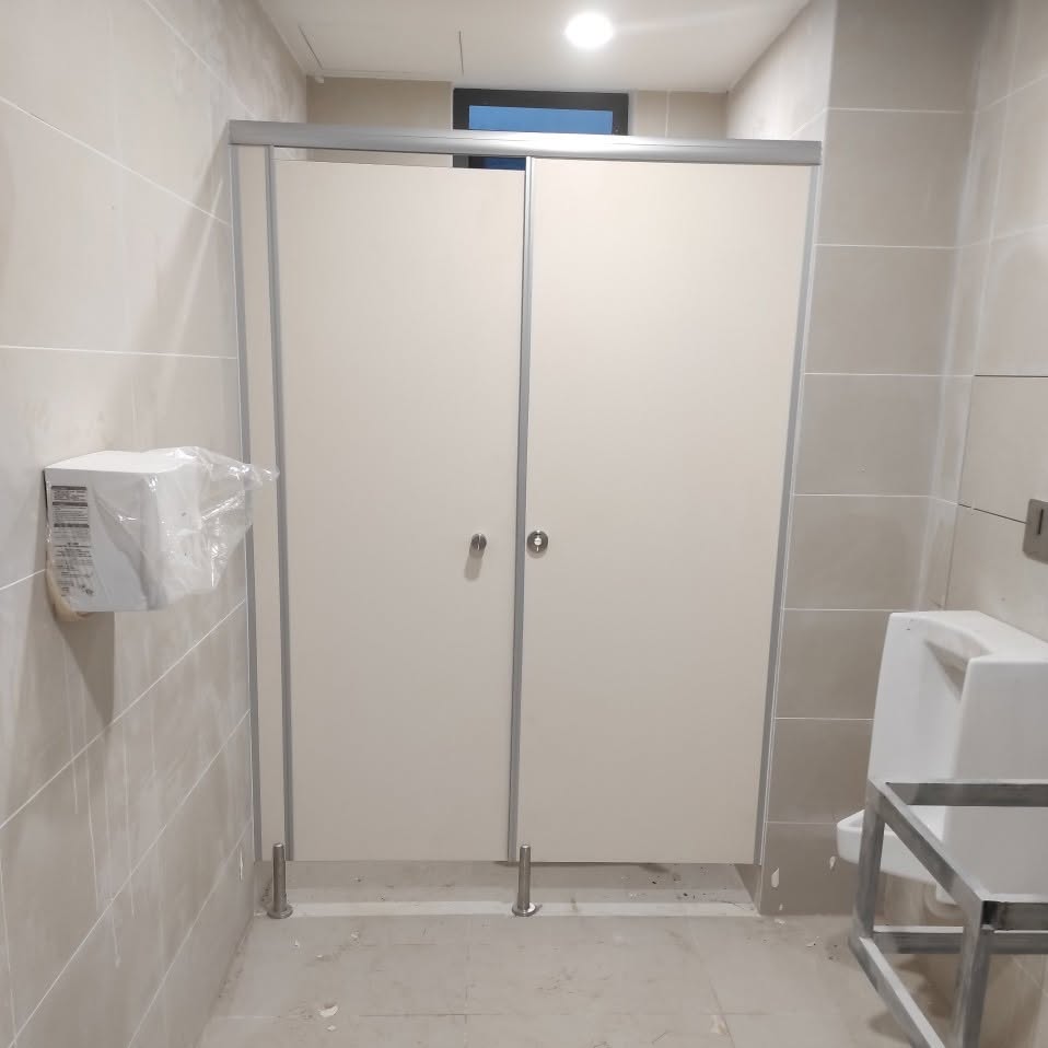 Thi Công Vách Ngăn Vệ Sinh Tấm Compact Màu Kem