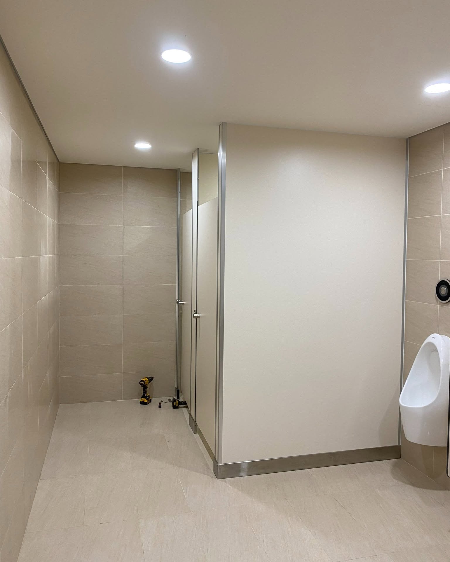 Thi Công Vách Ngăn Vệ Sinh Tấm Compact Màu Kem